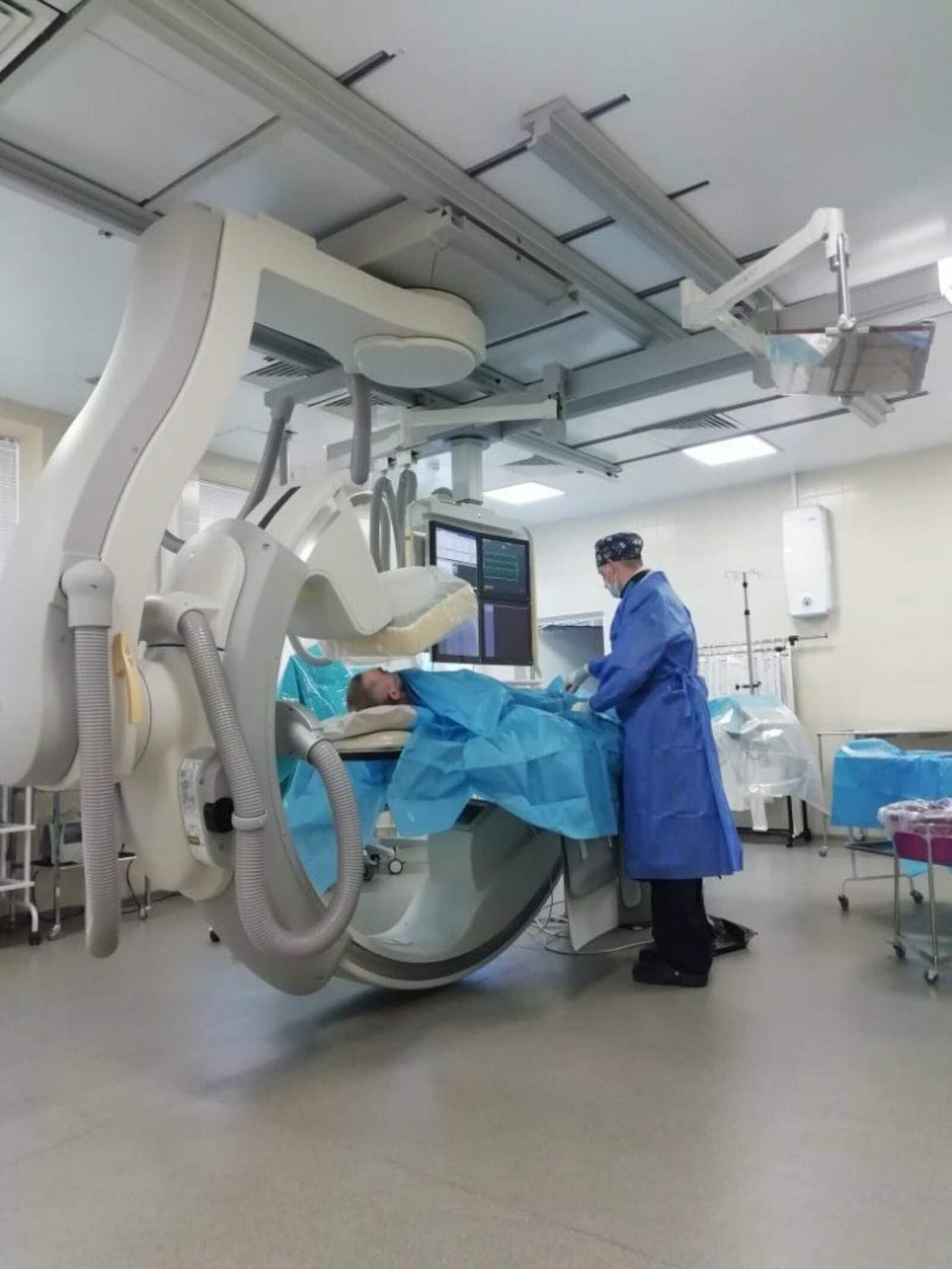 Врач Назир Хамматов делает коронарографию с последующим стентированием пораженного сосуда в московской клинике.