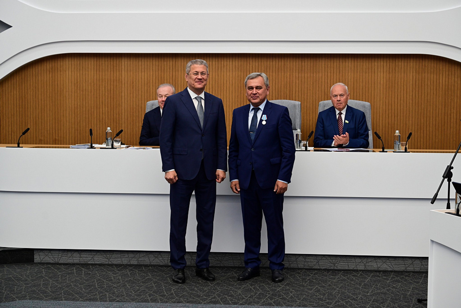 Радий Хабиров вручил Хайдару Валееву юбилейную медаль