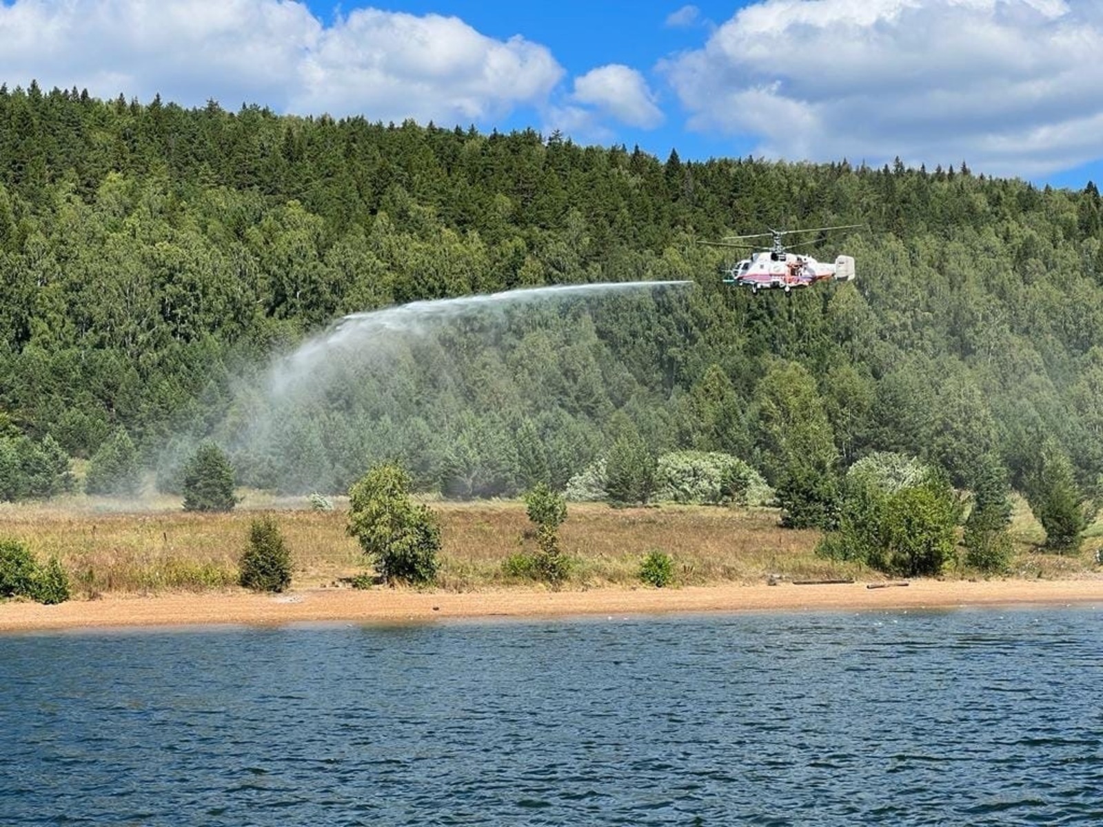 Жара: кумертауский вертолёт-пожарный  в боевой готовности