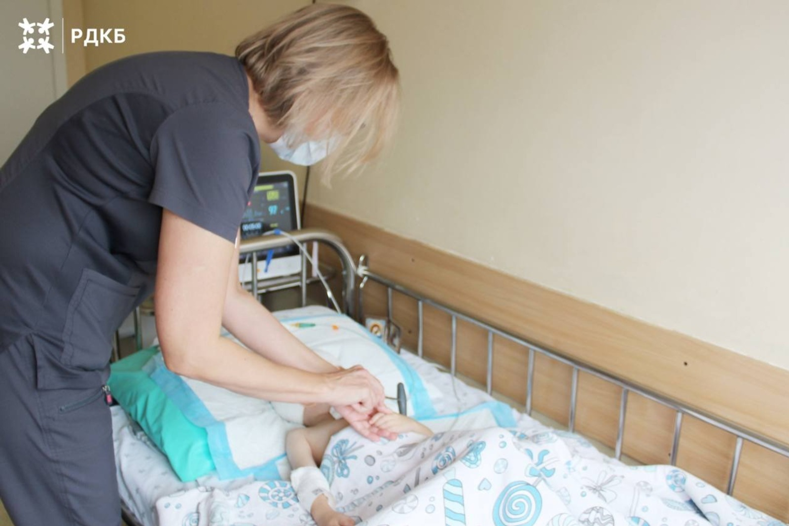 Состояние девочки из Уфы, выброшенной отцом из окна, заметно улучшилось