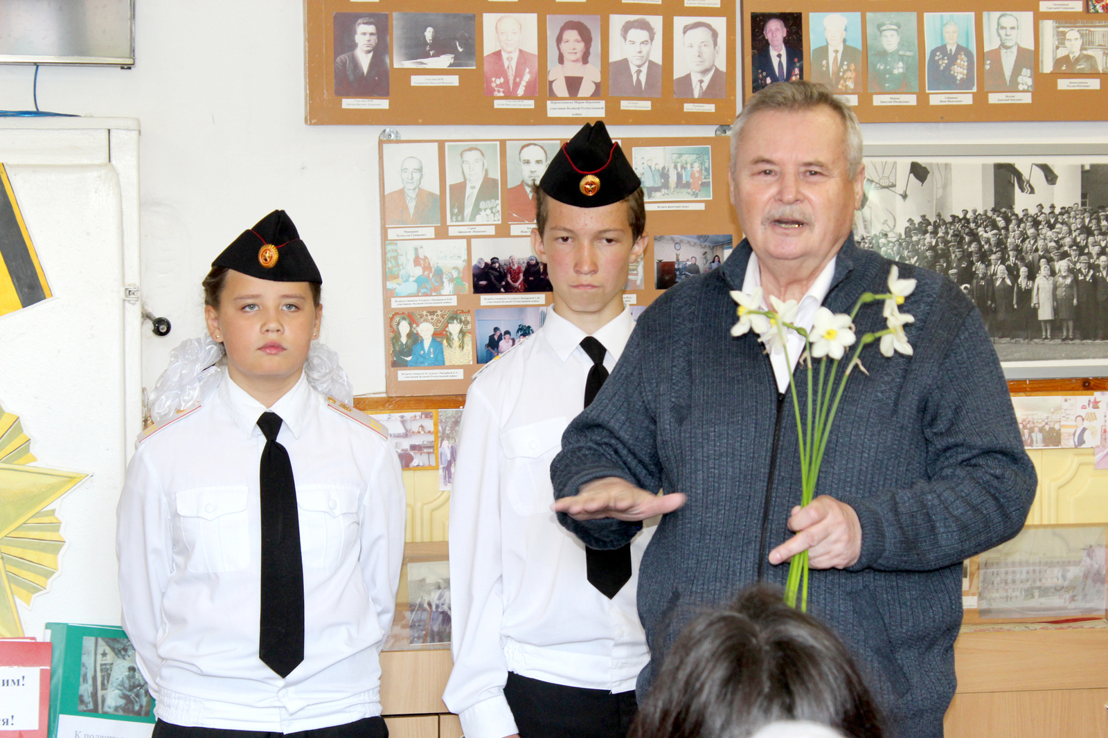 Владимир Мокроусов отметил вклад школьного музея в воспитание подрастающего поколения.