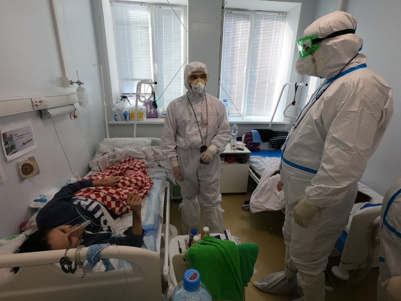 «Настораживает, что жители не вакцинируются», – высказался Радий Хабиров, посетив инфекционный центр в Зубово