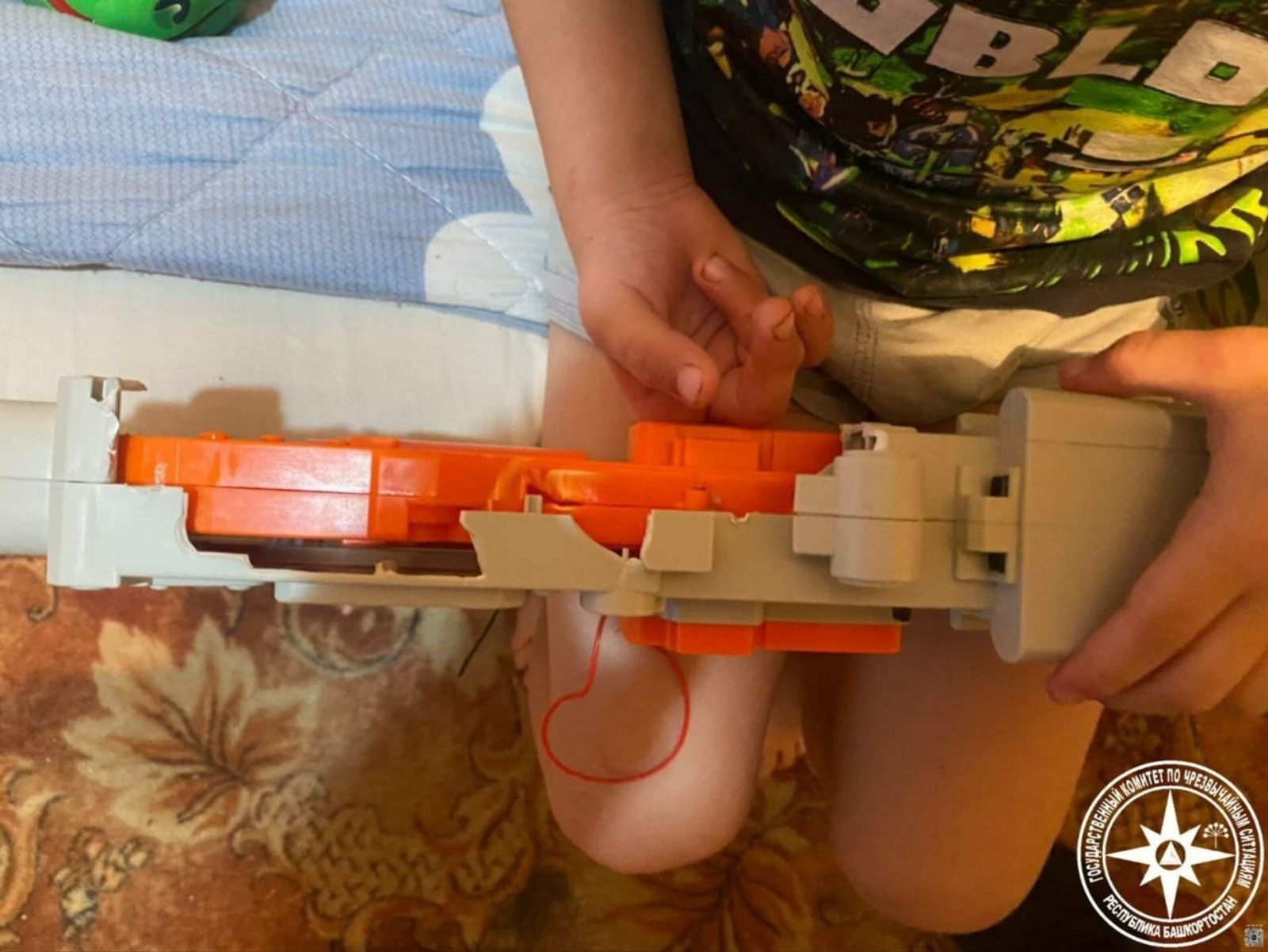 Палец застрял в игрушке: спасатели помогли