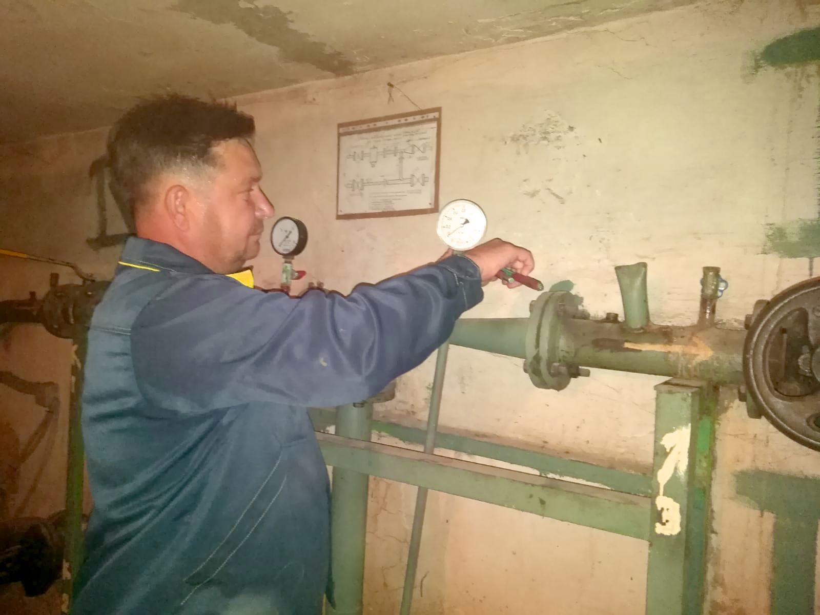 Монтажник сантехоборудования Вячеслав Зубков устанавливает манометр на элеваторном узле.