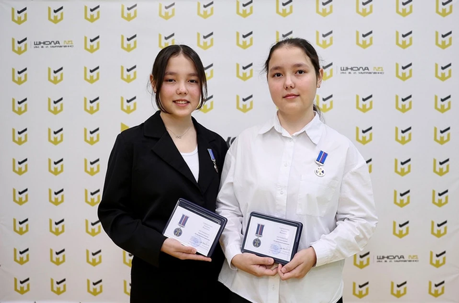 Спасших из пожара троих детей в Башкирии 15-летних близняшек наградили медалями