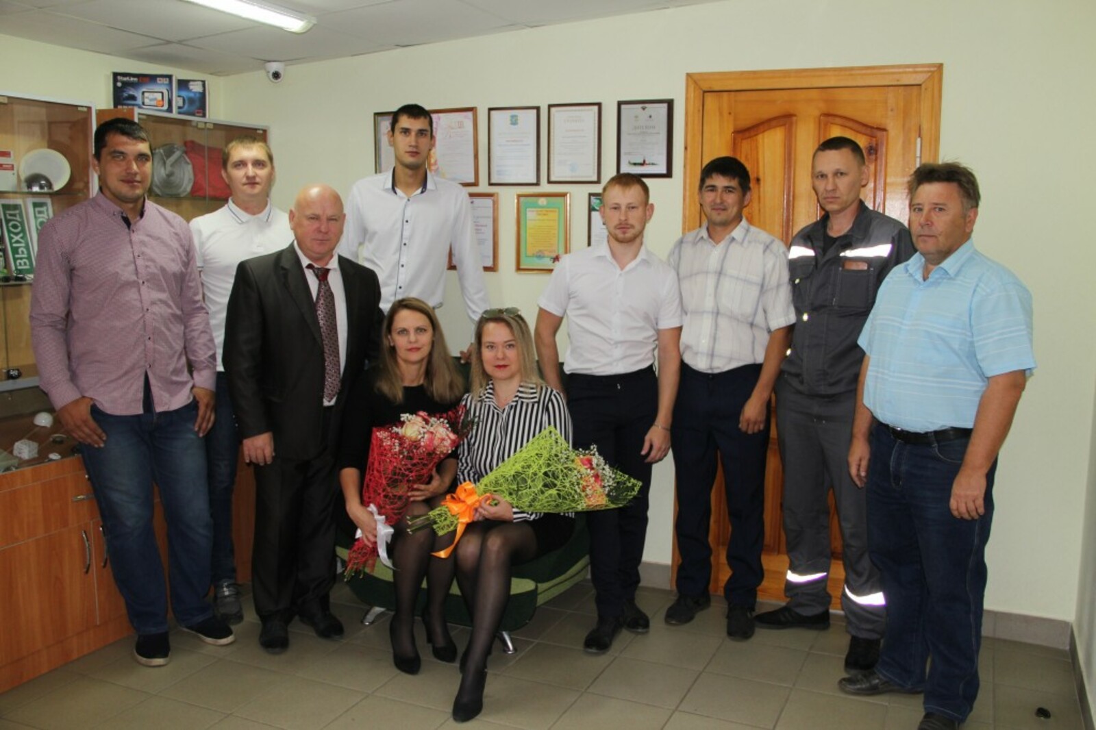 Дружный коллектив торгово-производственной фирмы «Вересень», третий слева – руководитель фирмы Валерий Веретенцев.