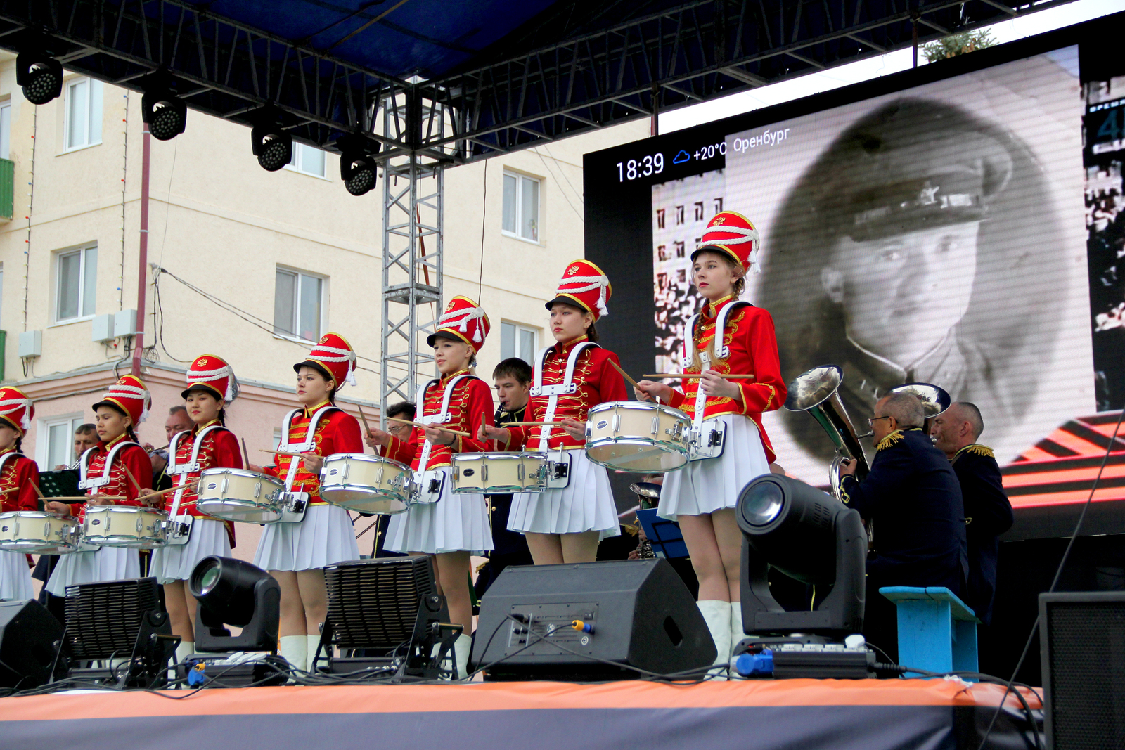 На праздник Победы не найти никого наряднее девушек с барабанами.