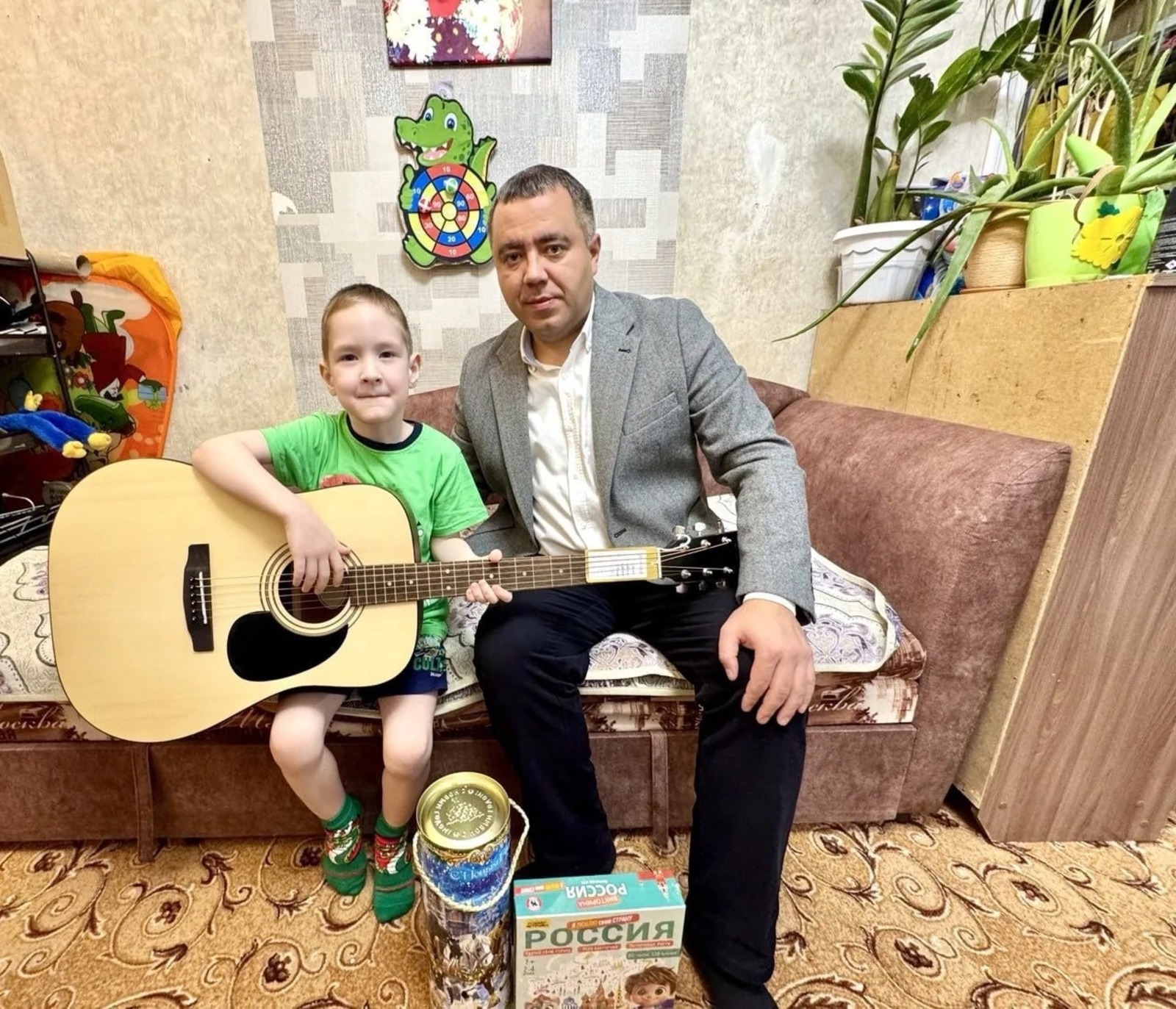 Мечты сбываются: Радий Хабиров подарил малышу гитару