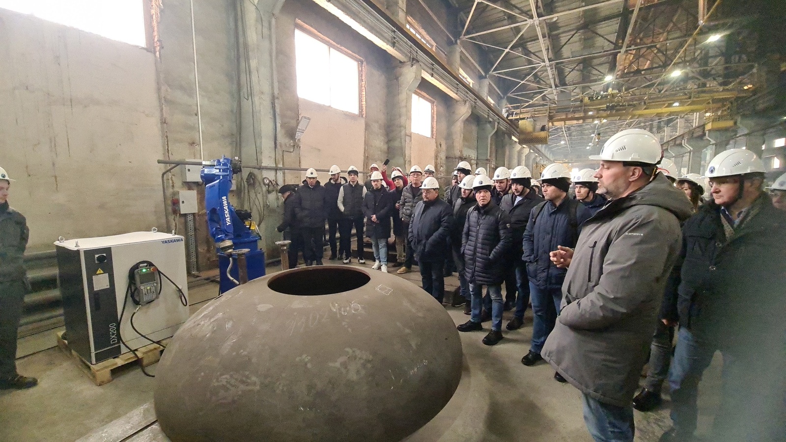 В рамках научно-практической конференции «Мобильное обустройство месторождения» завод «Ойлтиммаш» посетили представители более 50-ти нефтегазовых компаний России. Один из роботов фирмы «YasKawa» в деле.
