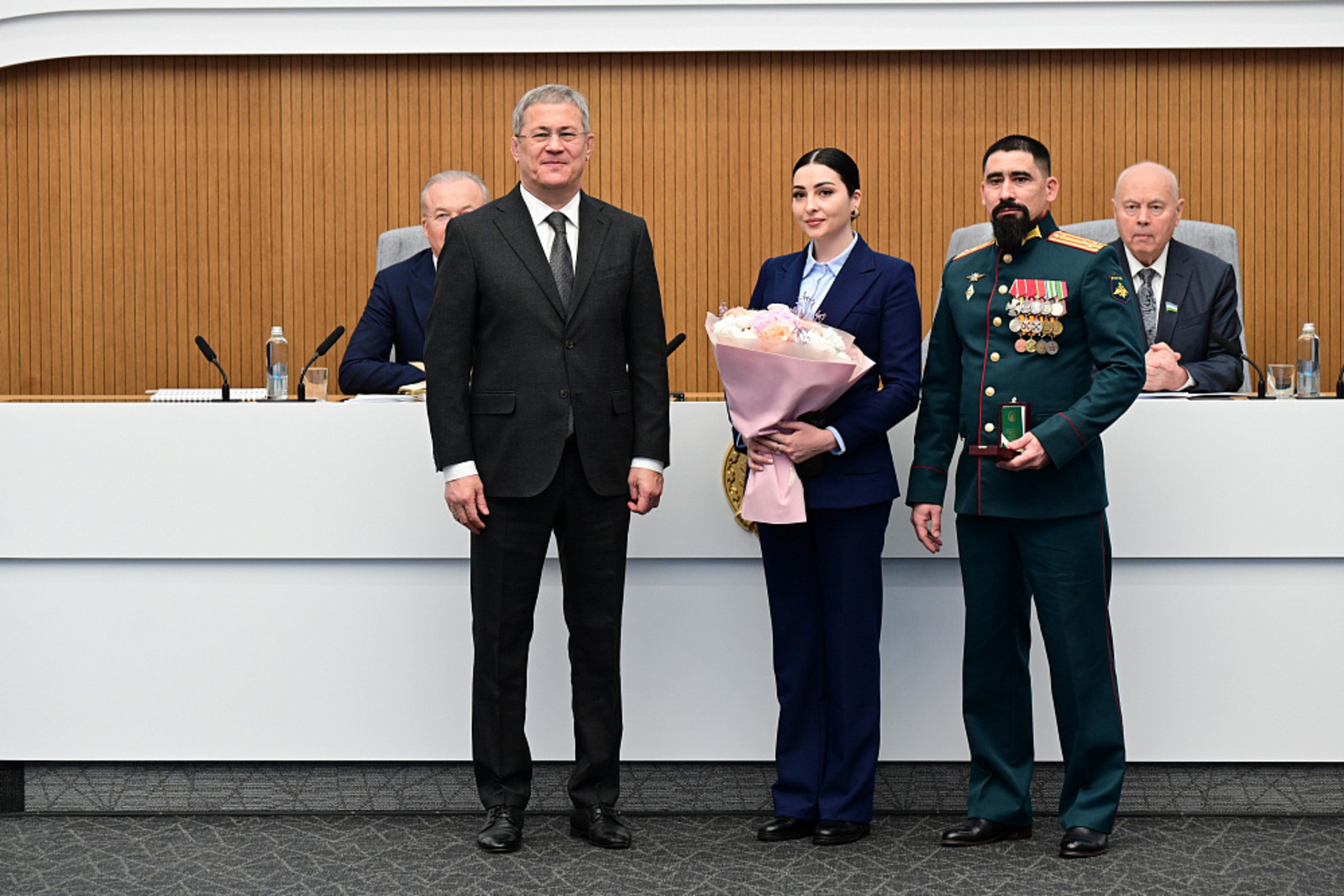 Полковник Ринат Ибрагимов получил орден генерала Шаймуратова от Радия Хабирова