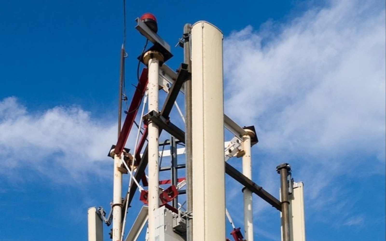 Мобильный интернет отключают из-за дронов: список пострадавших регионов растёт