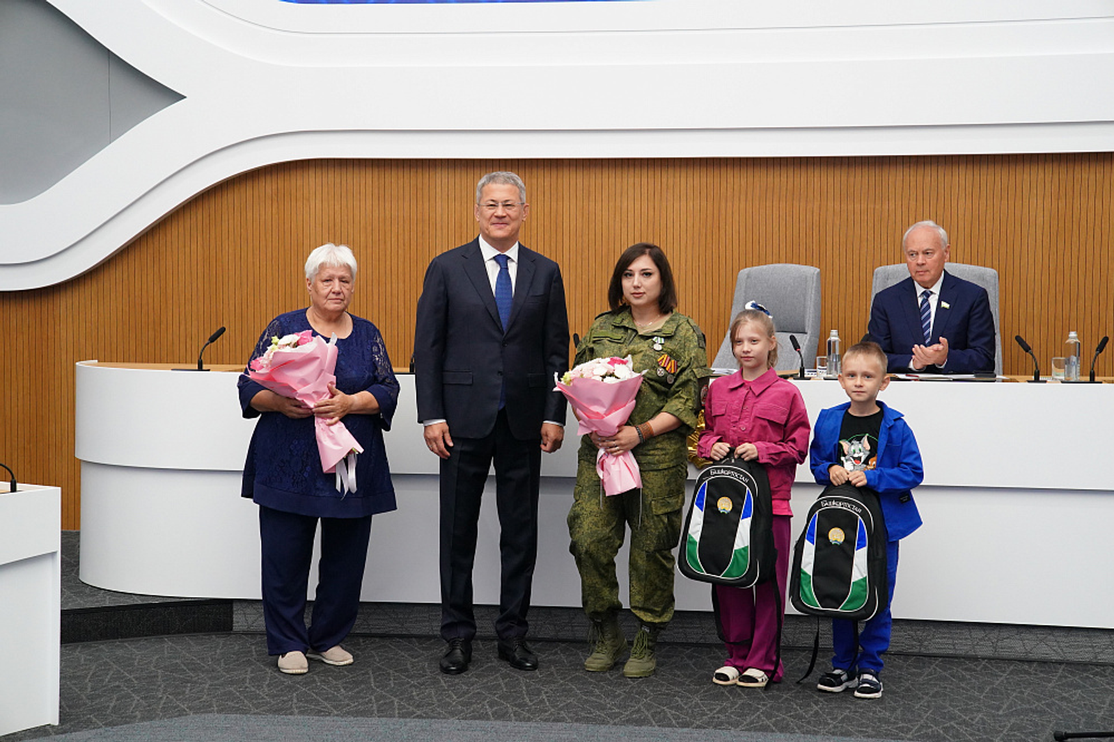 Глава Башкирии вручил госнаграды участникам СВО