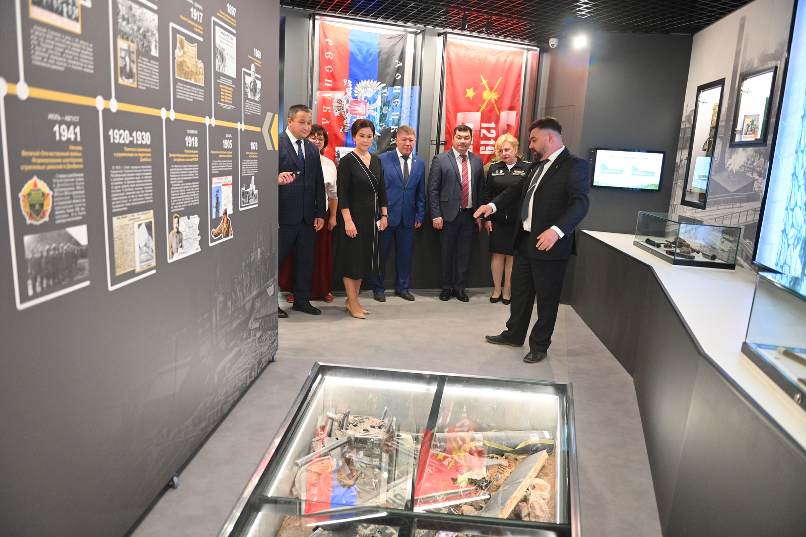 От имени Радия Хабирова в дар Музею Боевой Славы передана картина бойца